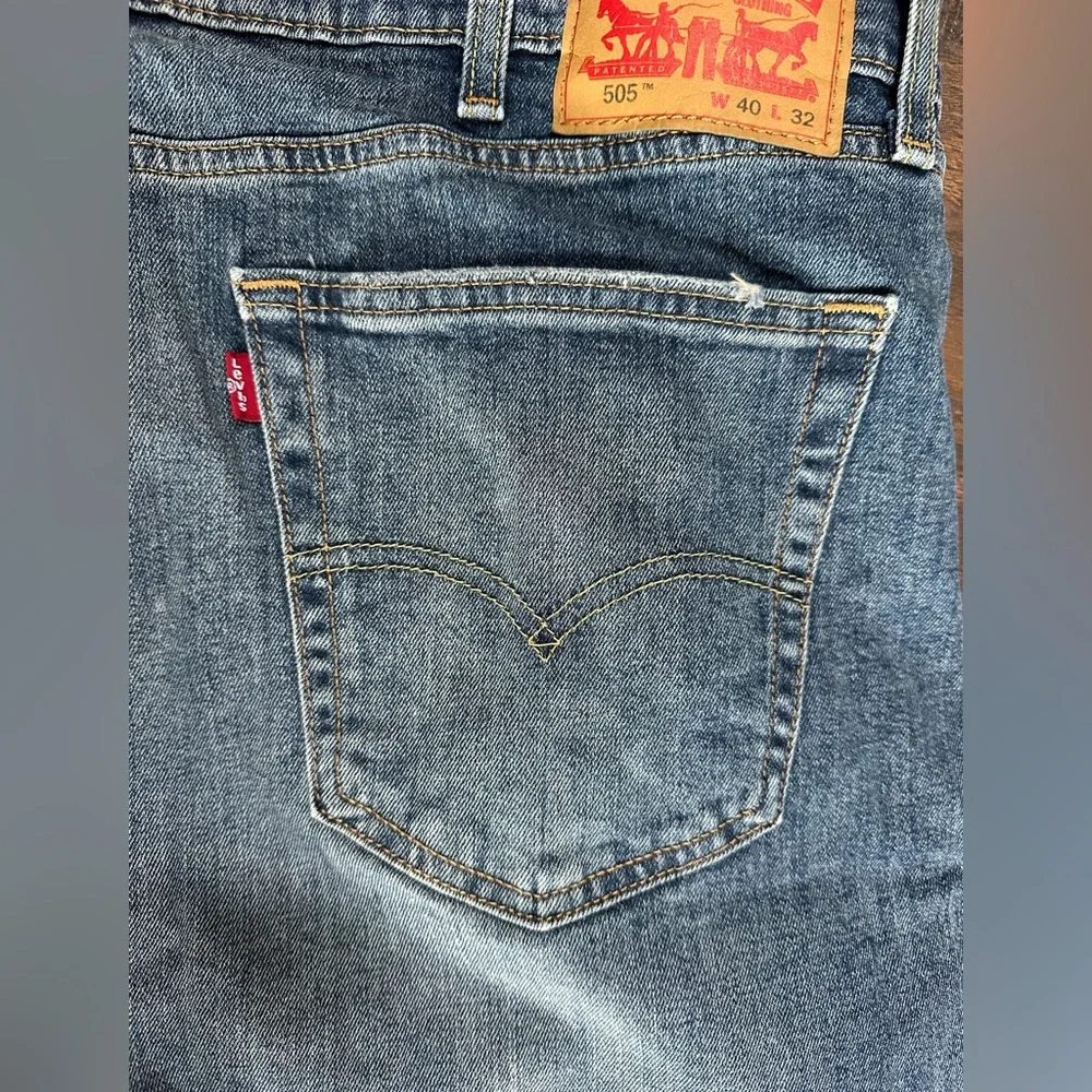 Levi's 505 40 32 jean’s blue Relaxed straight with Distressed Details men’s
